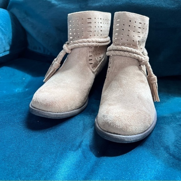 BILLABONG FAUX SUEDE LASERCUT TASSELS ANKLE BOOTIE SIZE 7.5 EUC - Picture 7 of 11
